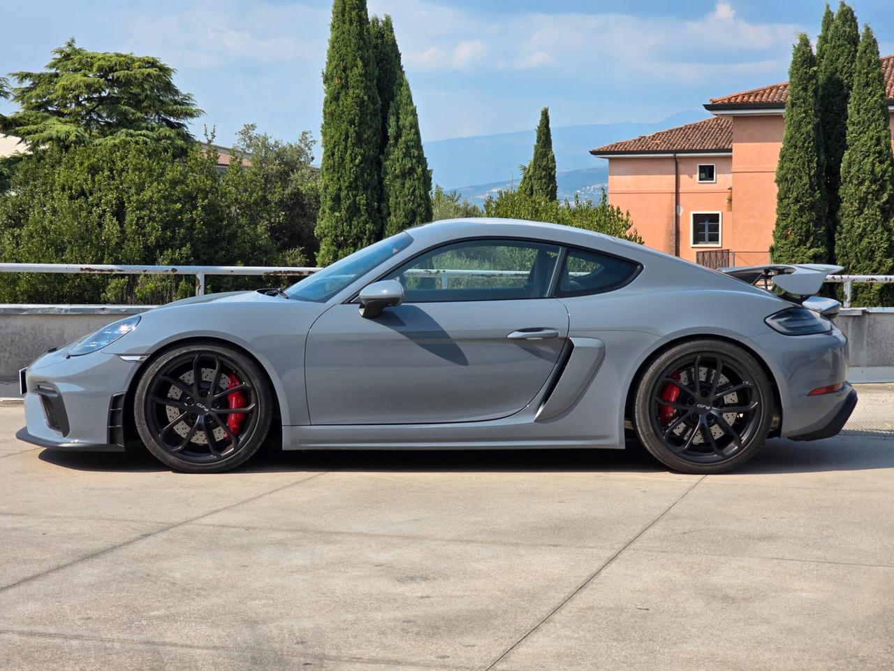 Porsche Cayman GT4