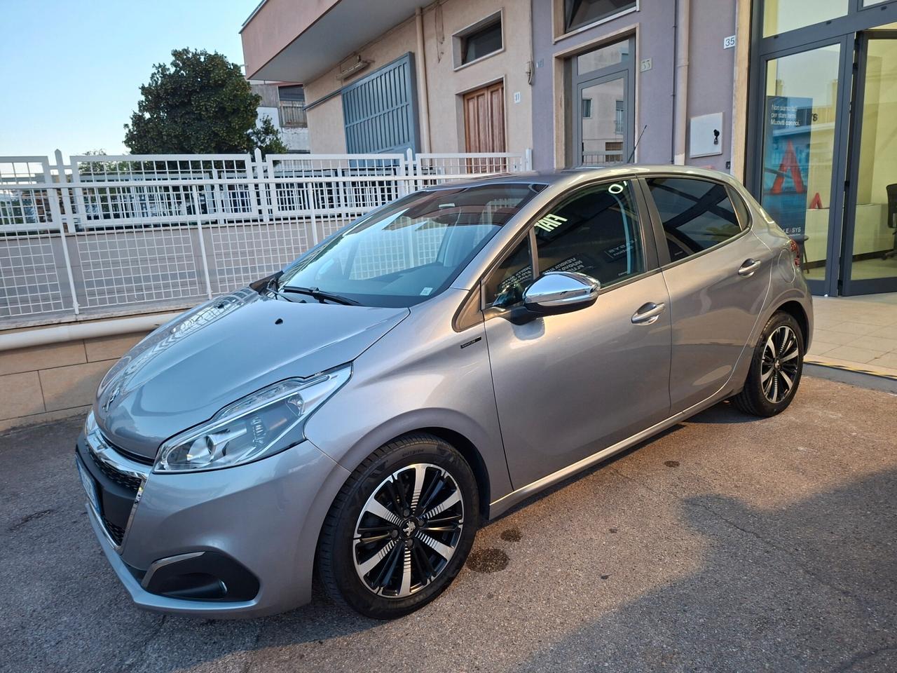 Peugeot 208 BlueHDi 100 S&S 5 porte Signature