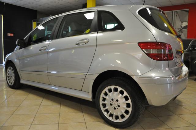 MERCEDES-BENZ B 180 NGT BlueEFFICIENCY *AUTOMATICA/NAVI*