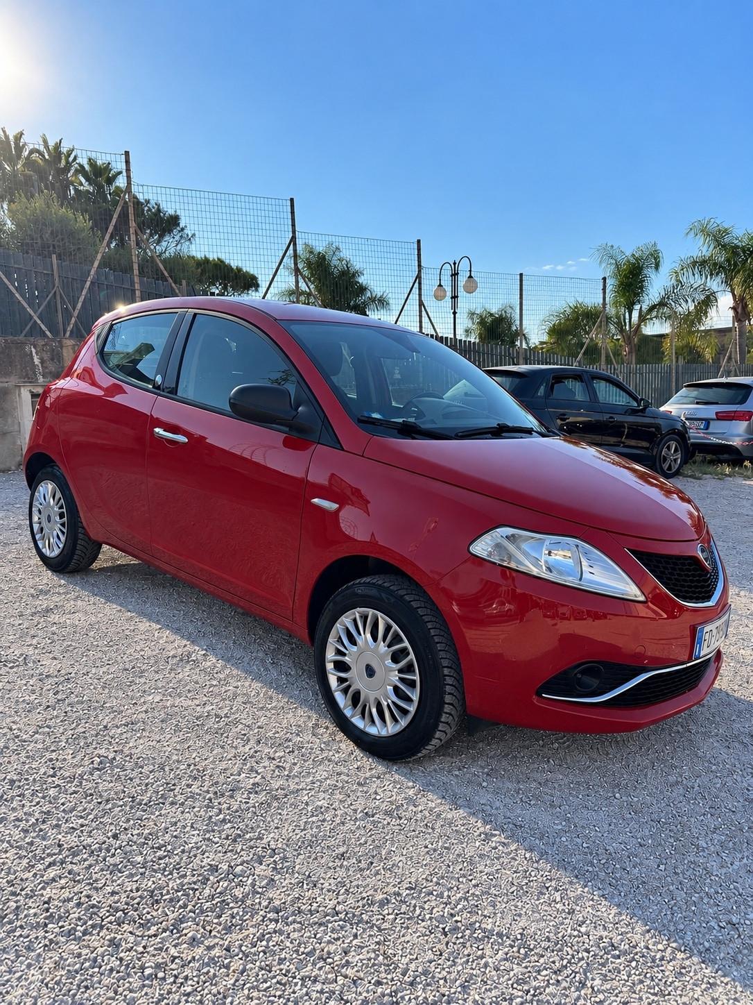 Lancia Ypsilon 0.9 TwinAir 85 CV 5 porte Metano Ecochic Silver