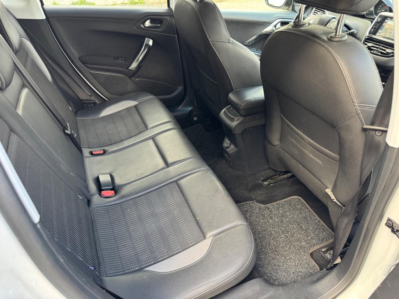 Peugeot 2008 1.6 BlueHDi 120 Allure -GRIP CONTROL-