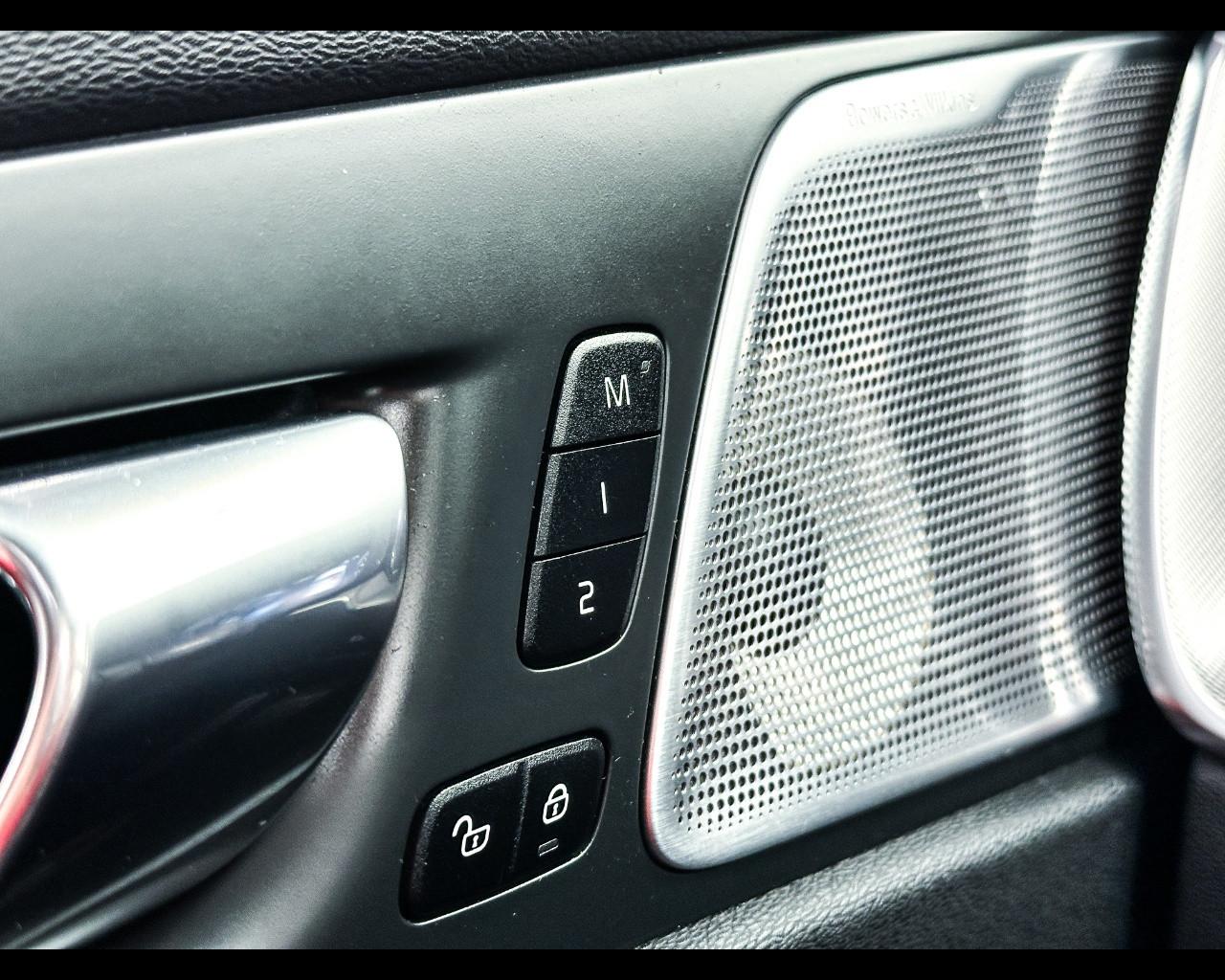 VOLVO XC60 (2017-->) - XC60 B5 (d) AWD Geartronic R-design