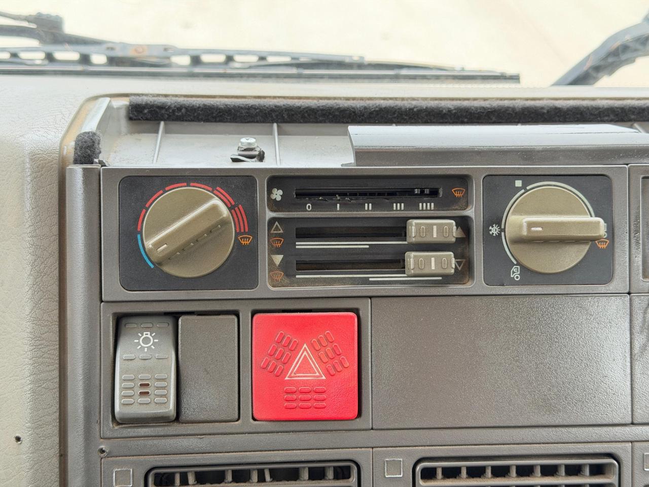 Iveco 130E18 ribaltabile con gru