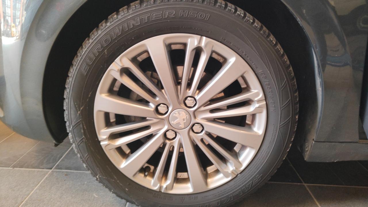 Peugeot 208 1.2 benzina Allure 82cv OK NEOPATENTATI