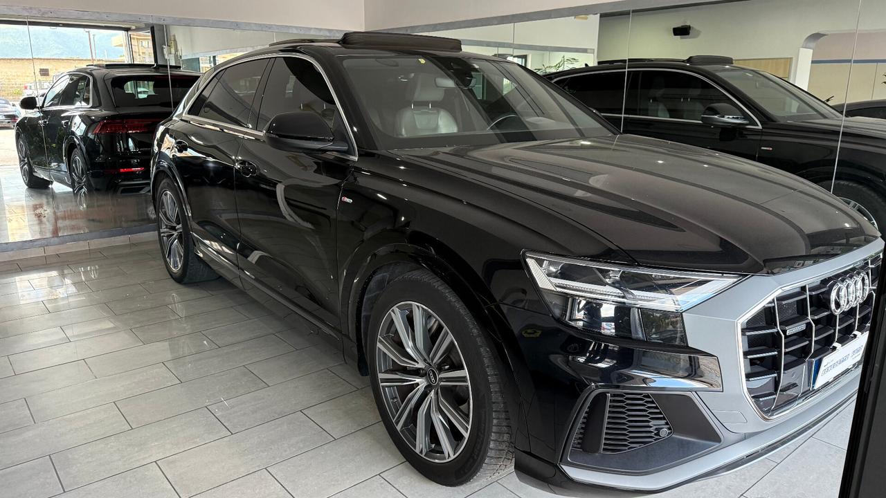 Audi Q8 55 TFSI e quattro Sport sline tetto