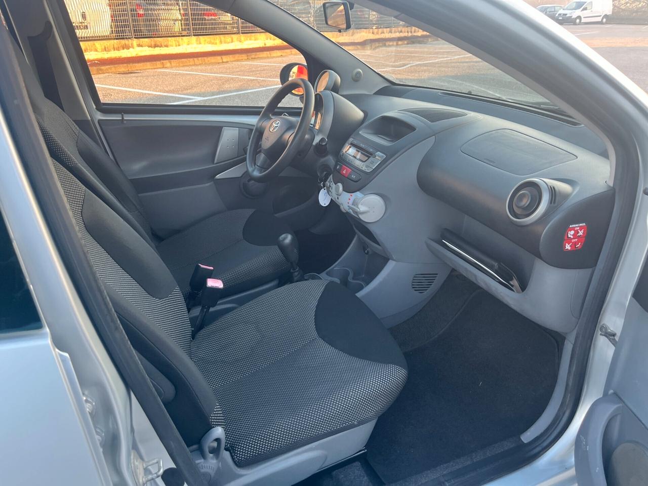 Toyota Aygo 1.0 12V VVT-i 5 porte Sol Connect Red Edition NEOPATENTATI