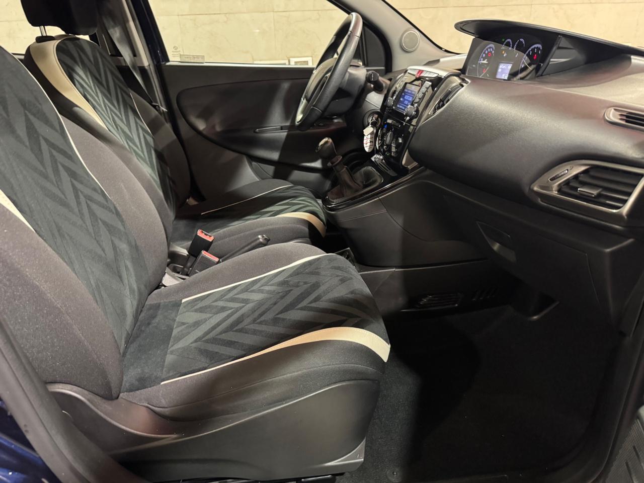 Lancia Ypsilon 1.2 69 CV 5 porte Silver NEOPATENTATI