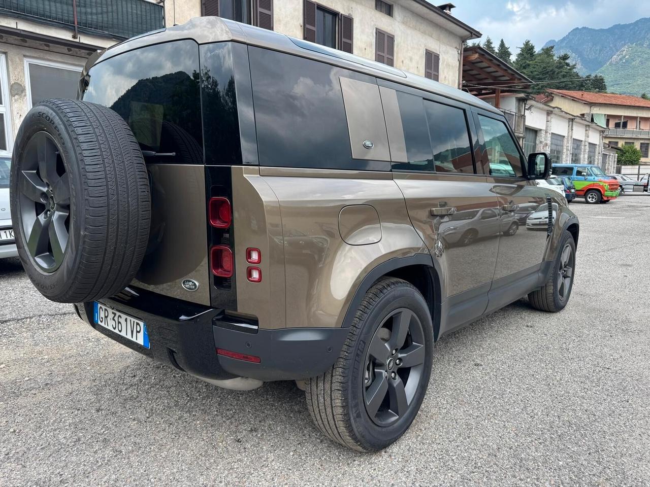 Land Rover Defender 110 3.0D I6 300 CV AWD Auto HSE 7 posti