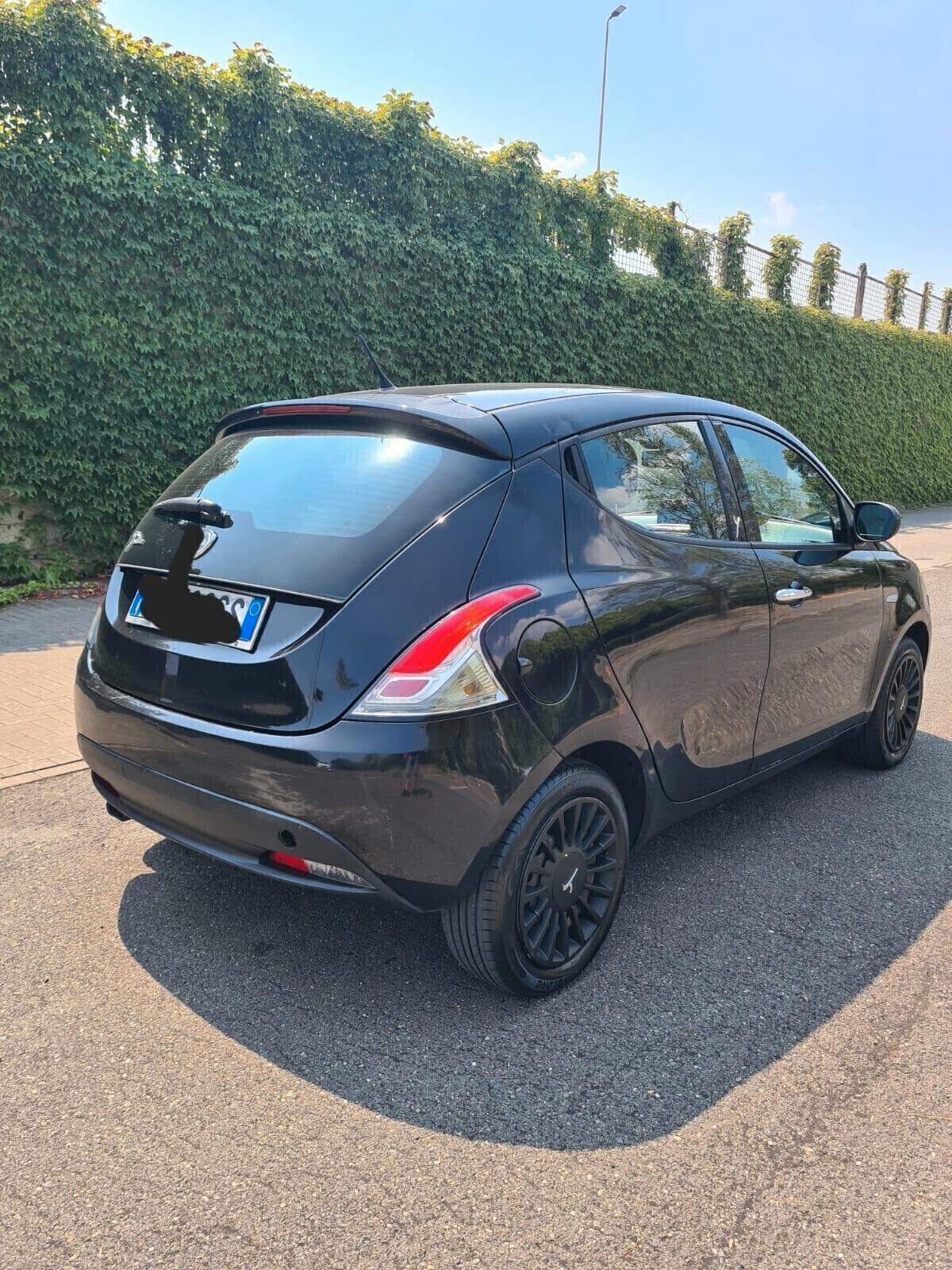 Lancia Ypsilon 1.2 69 CV 5 porte S&S Silver