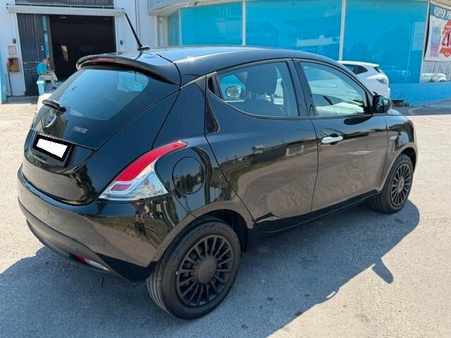 Lancia Ypsilon 1.0 hybrid neopatentati