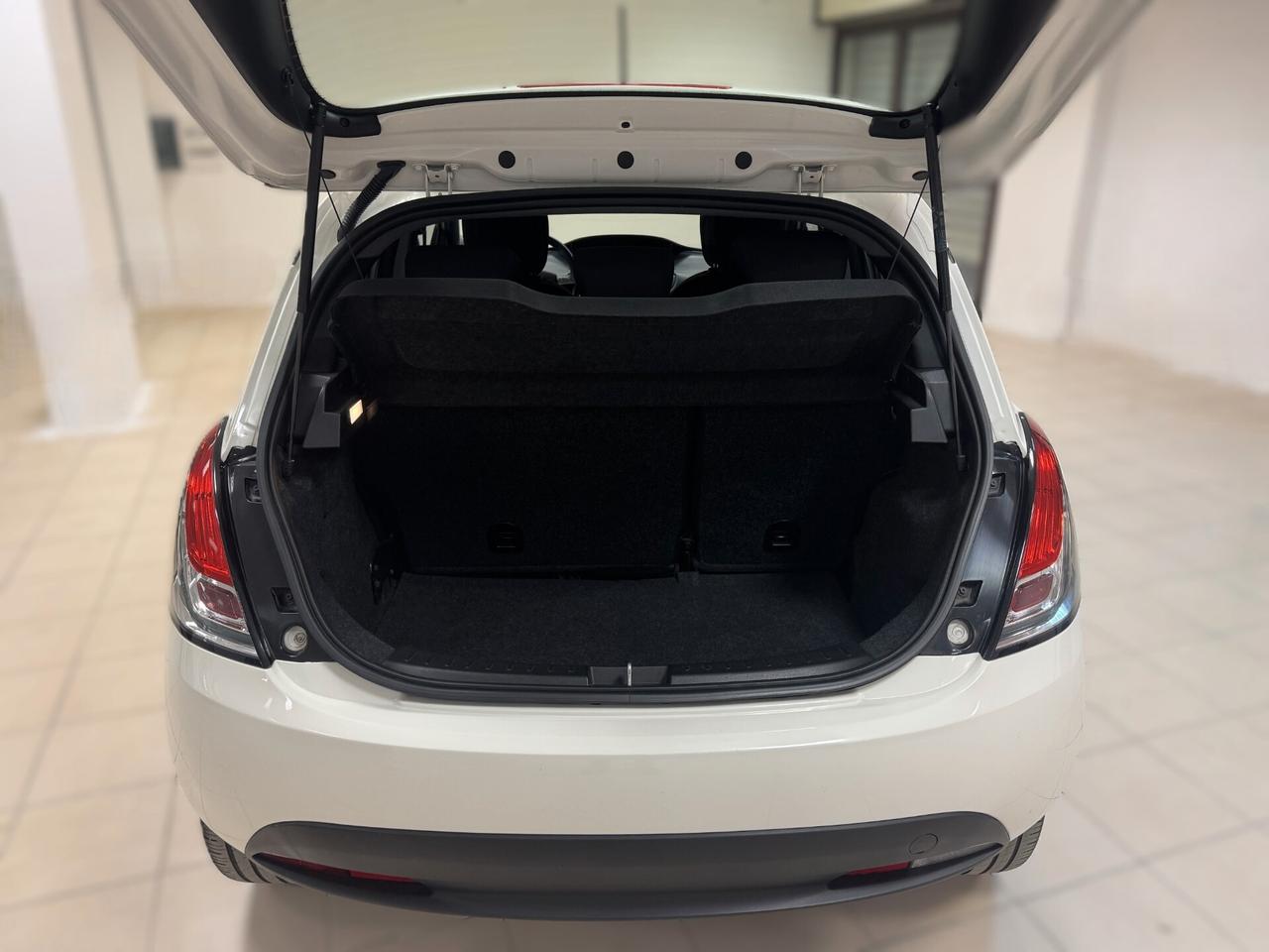 Lancia Ypsilon 1.0 FireFly 5 porte S&S Hybrid Ecochic Silver