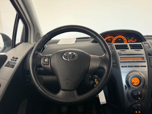 TOYOTA Yaris 1.0 5 porte