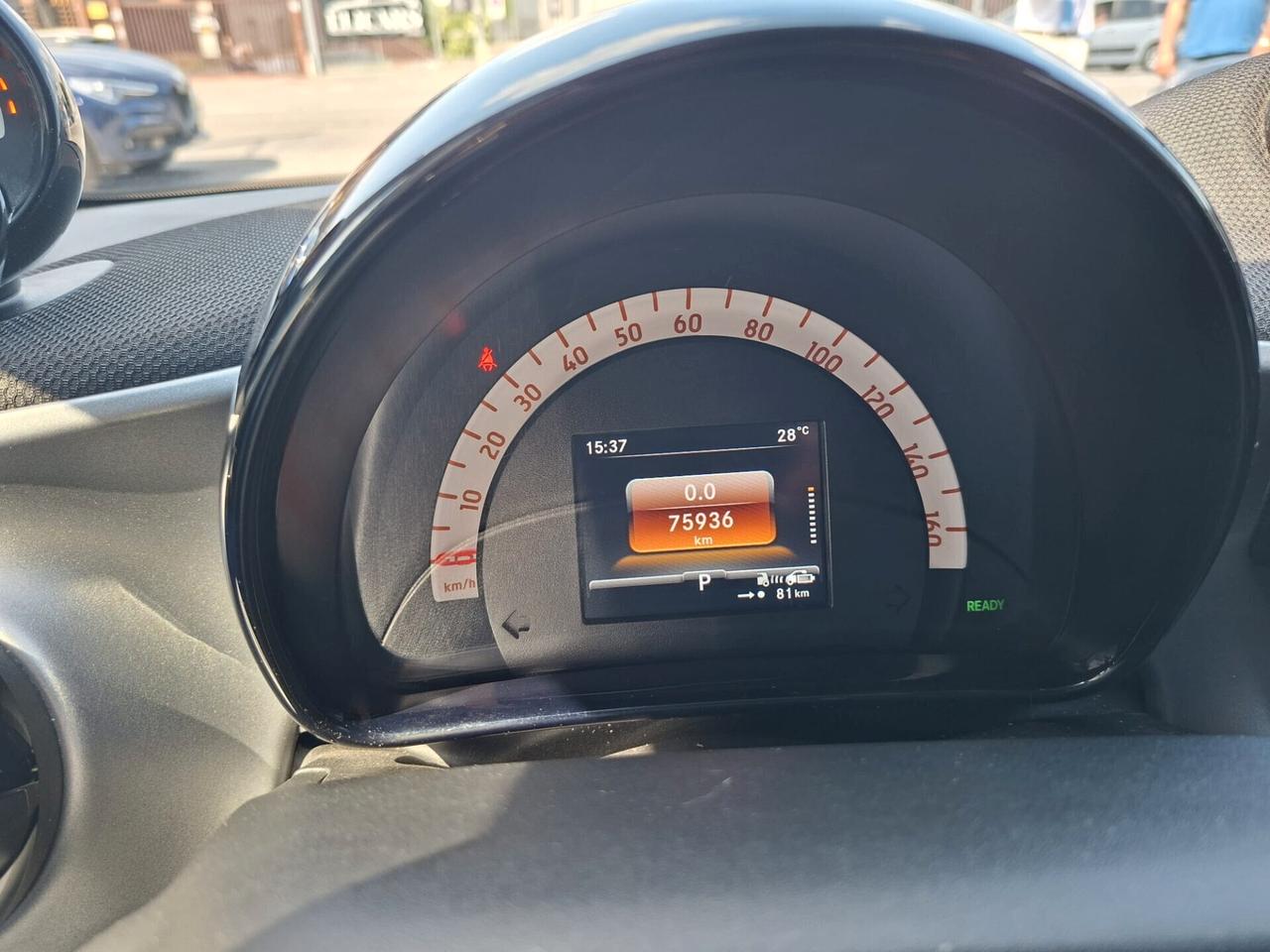 Smart ForTwo electric drive, allestimento Passion. Tetto panoramico con tendina, cerchi diamantati, schermo touch screen e molto altro