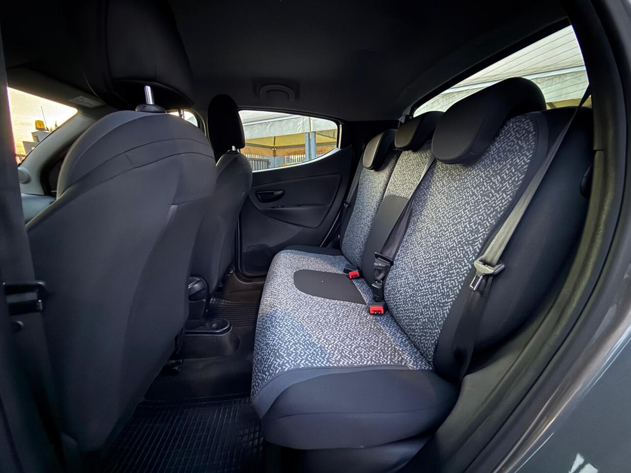 Lancia Ypsilon 1.0 FireFly S&S Hybrid Silver