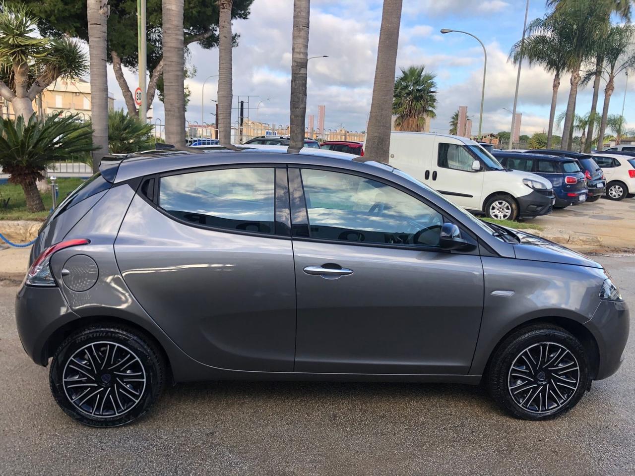 Lancia Ypsilon 1.0 FireFly 5 porte S&S Hybrid Gold