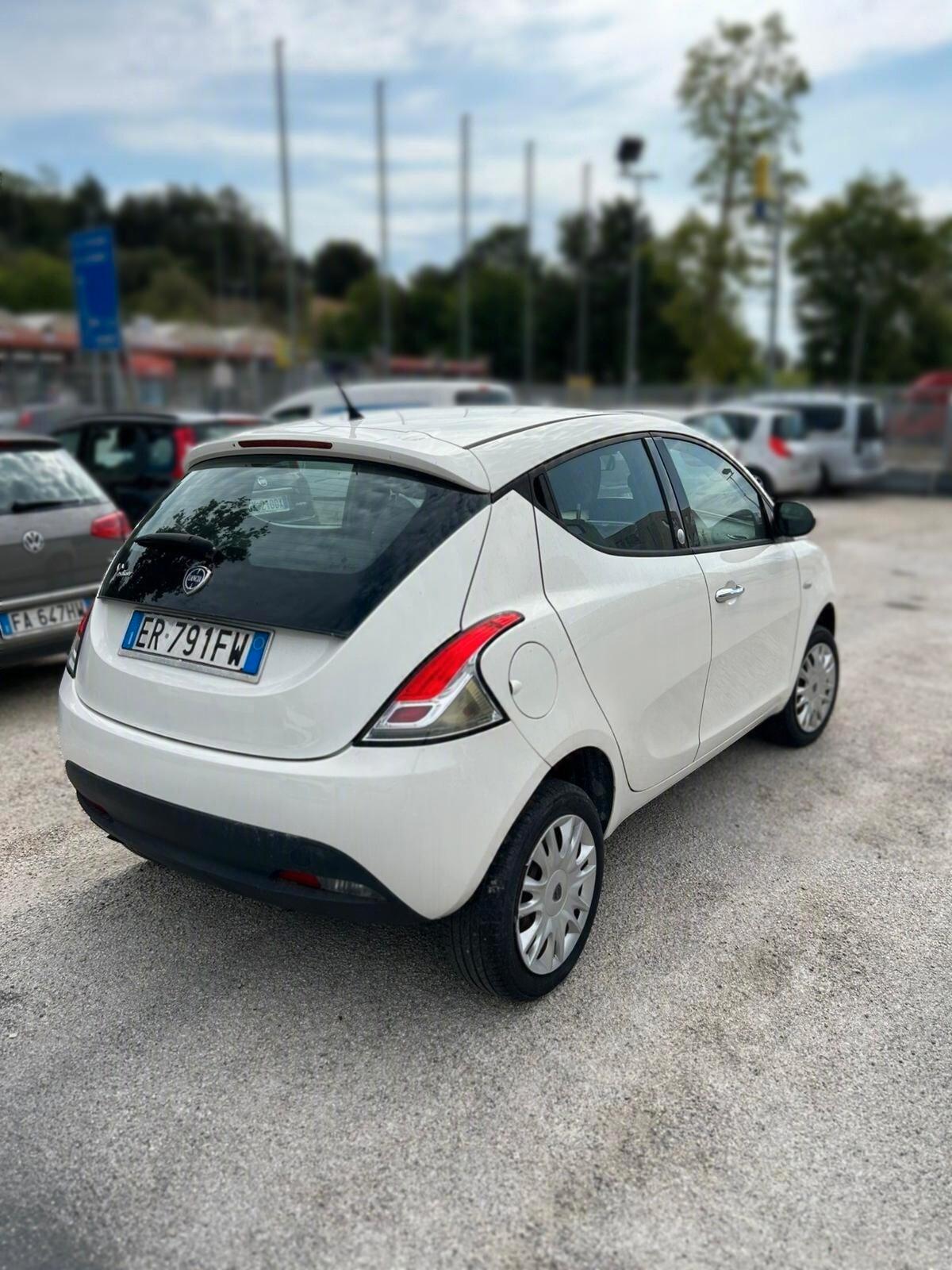 Lancia Ypsilon 0.9 TwinAir 85 CV 5 porte Metano Ecochic Silver