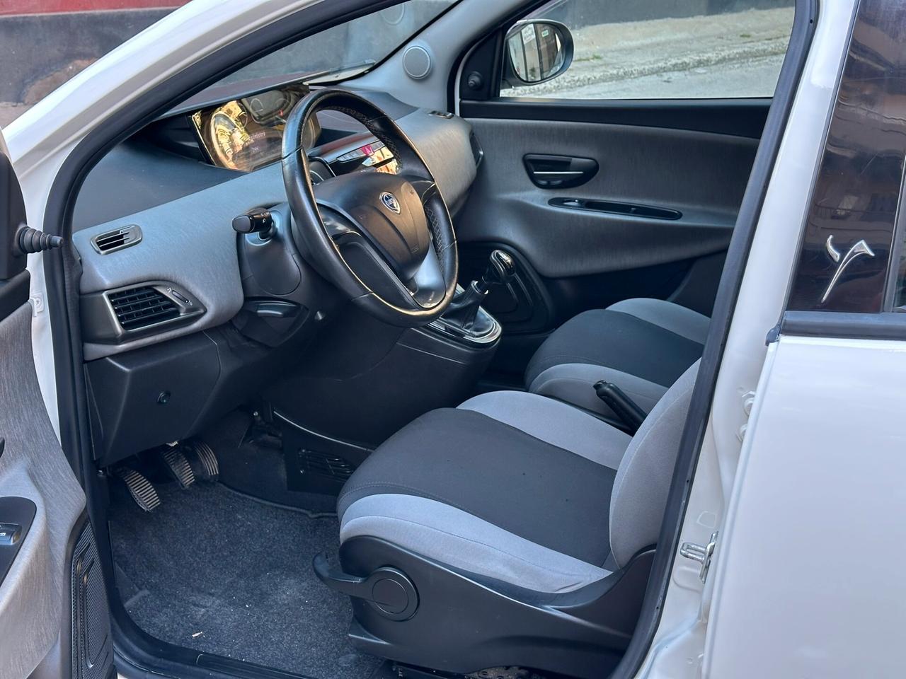 Lancia Ypsilon 1.3 MJT 16V 95 CV 5 OK neopatentati