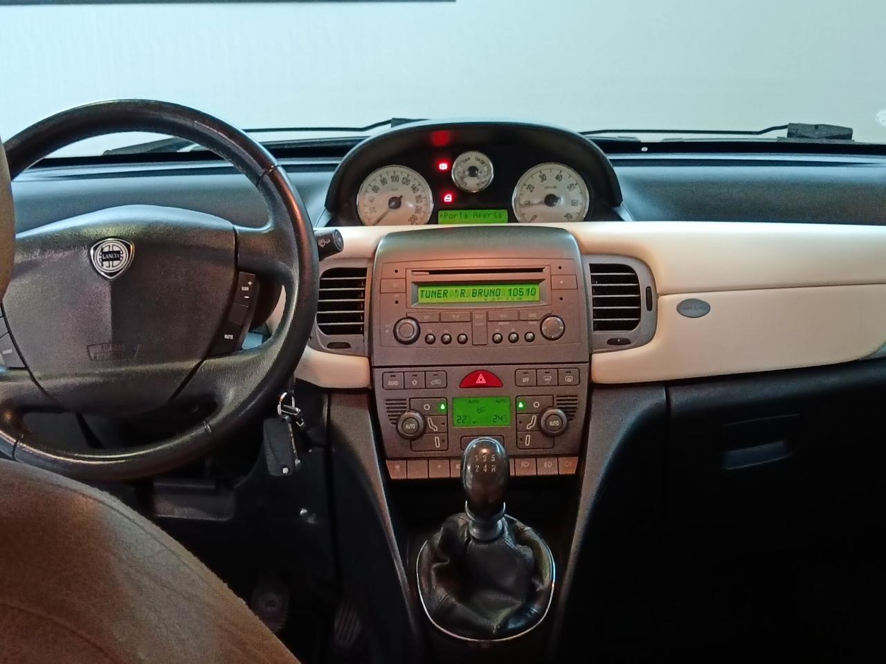 Lancia Ypsilon 1.2 16V Platino