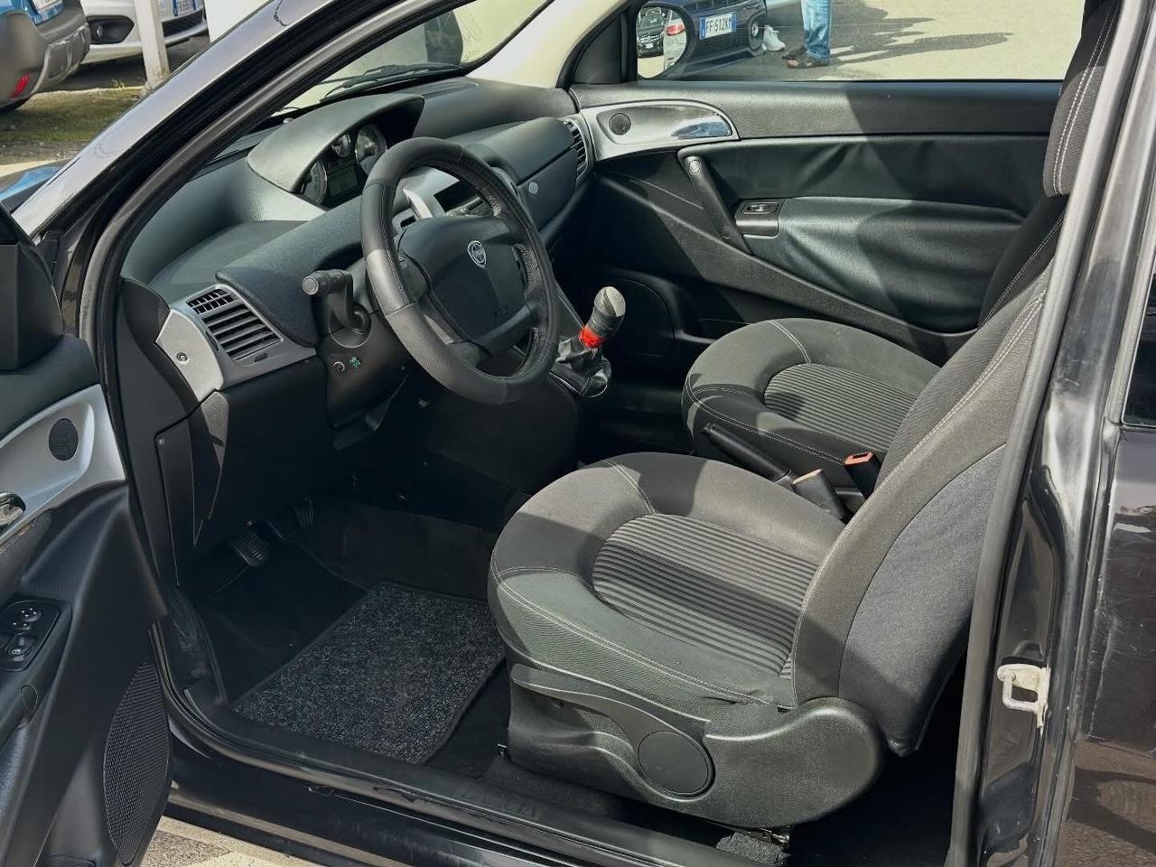Lancia Ypsilon 1.3 MJT 90 CV MomoDesign