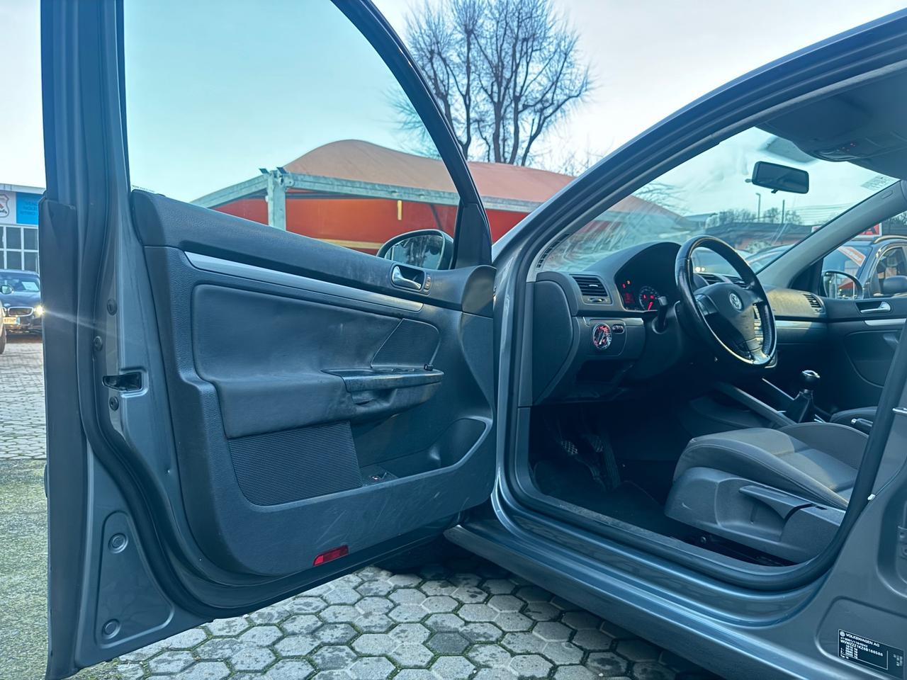 Volkswagen Golf ADATTA A NEOPATENTATI 1.6 16V FSI 5p. Comfortline