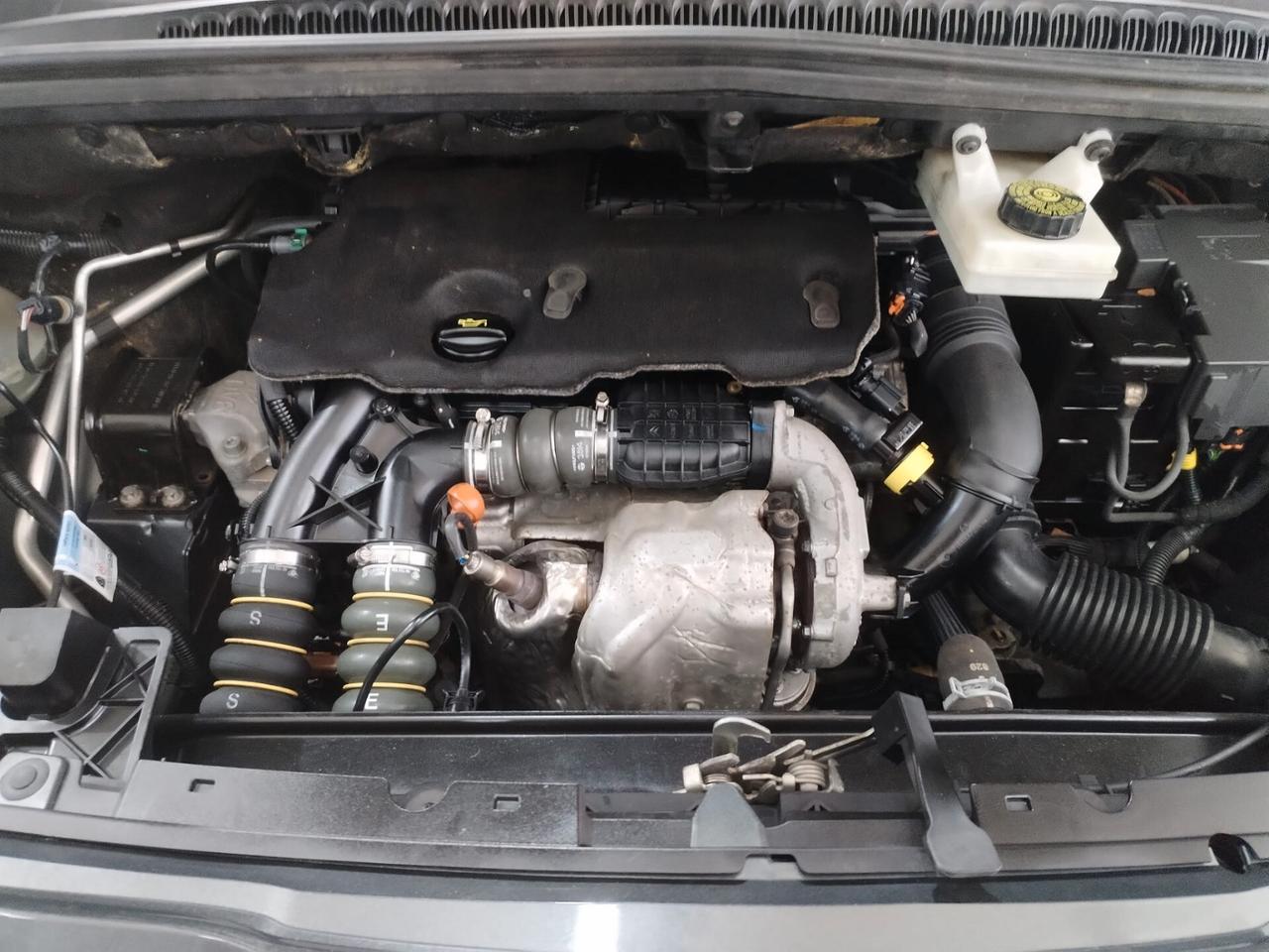 Peugeot 5008 Active 1.6 HDI 115cv 7 Posti