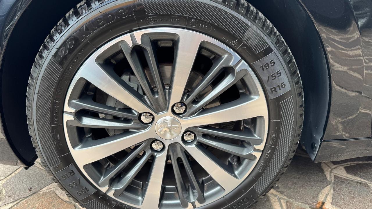 Peugeot 208 PureTech 82 5 porte Allure NAVI CAMERA