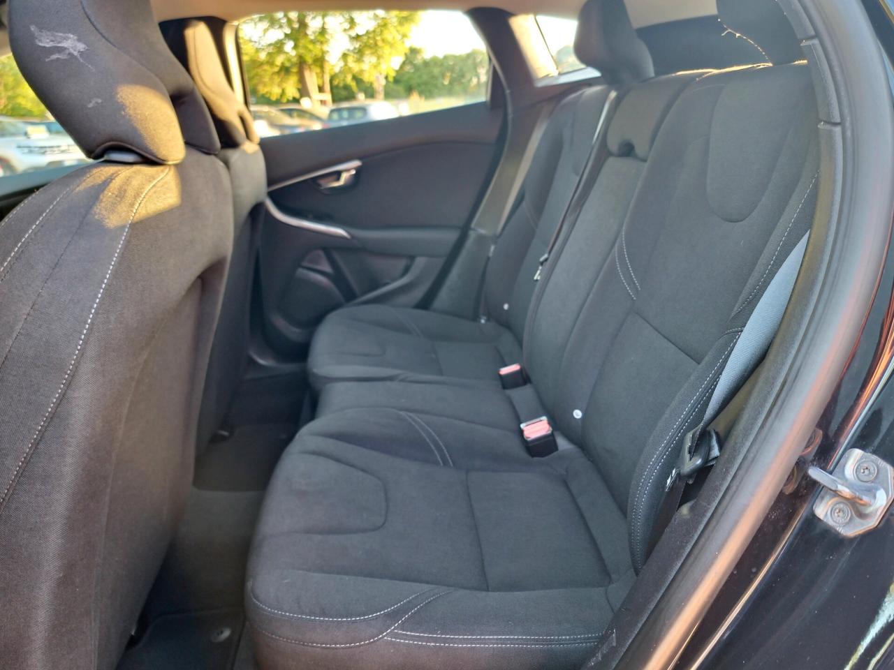 Volvo V40 D2 Geartronic R-design Momentum N1 2015-E6 NEO