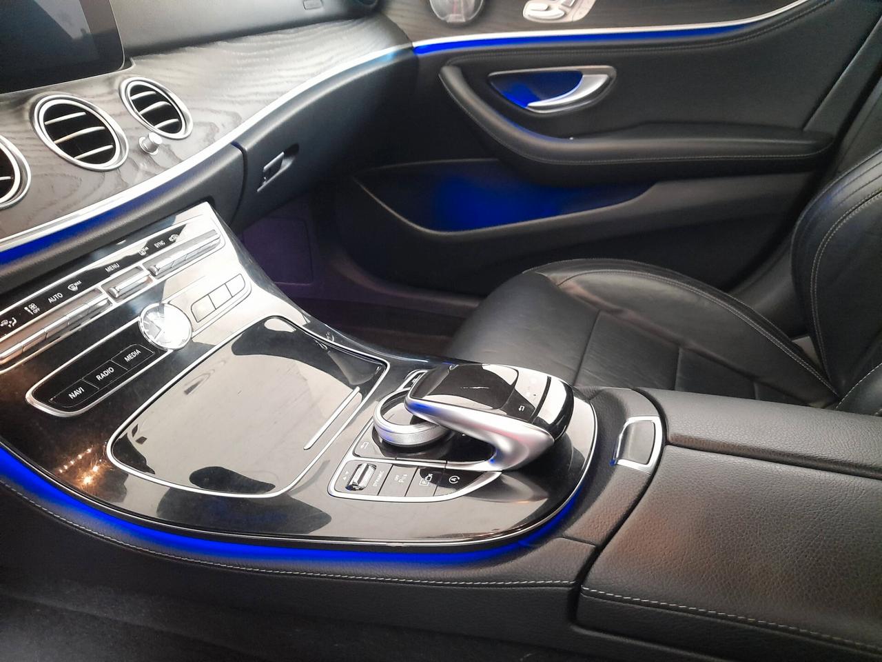 MERCEDES E 220 D AMG LINE BERLINA