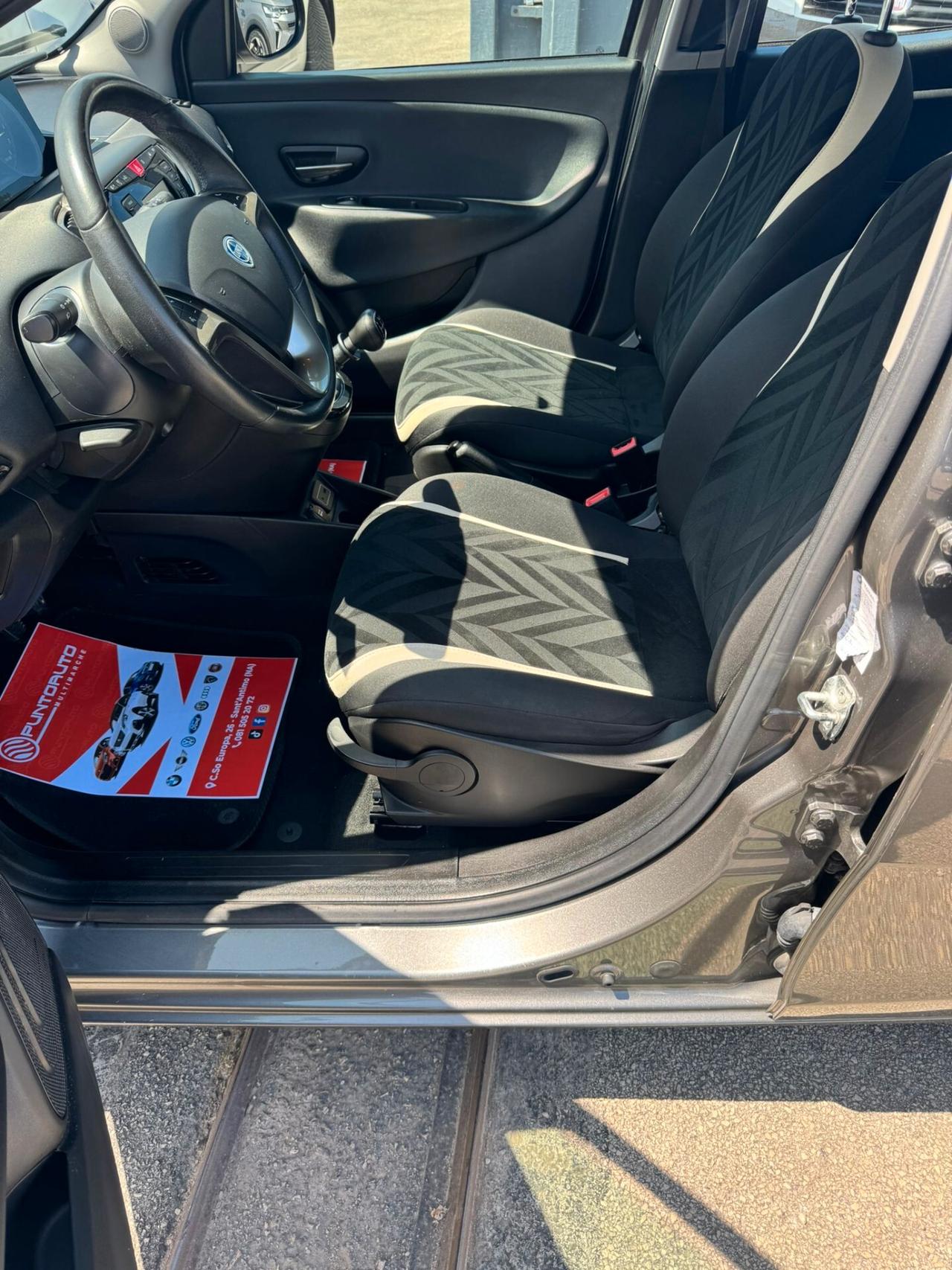 Lancia Ypsilon 1.2 69 CV 5 porte Gold