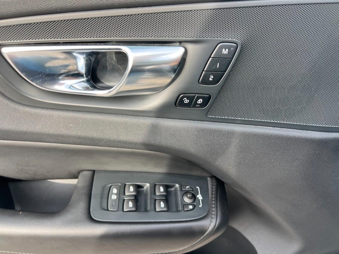 Volvo XC 60 B4 (d) AWD automatico Plus Dark