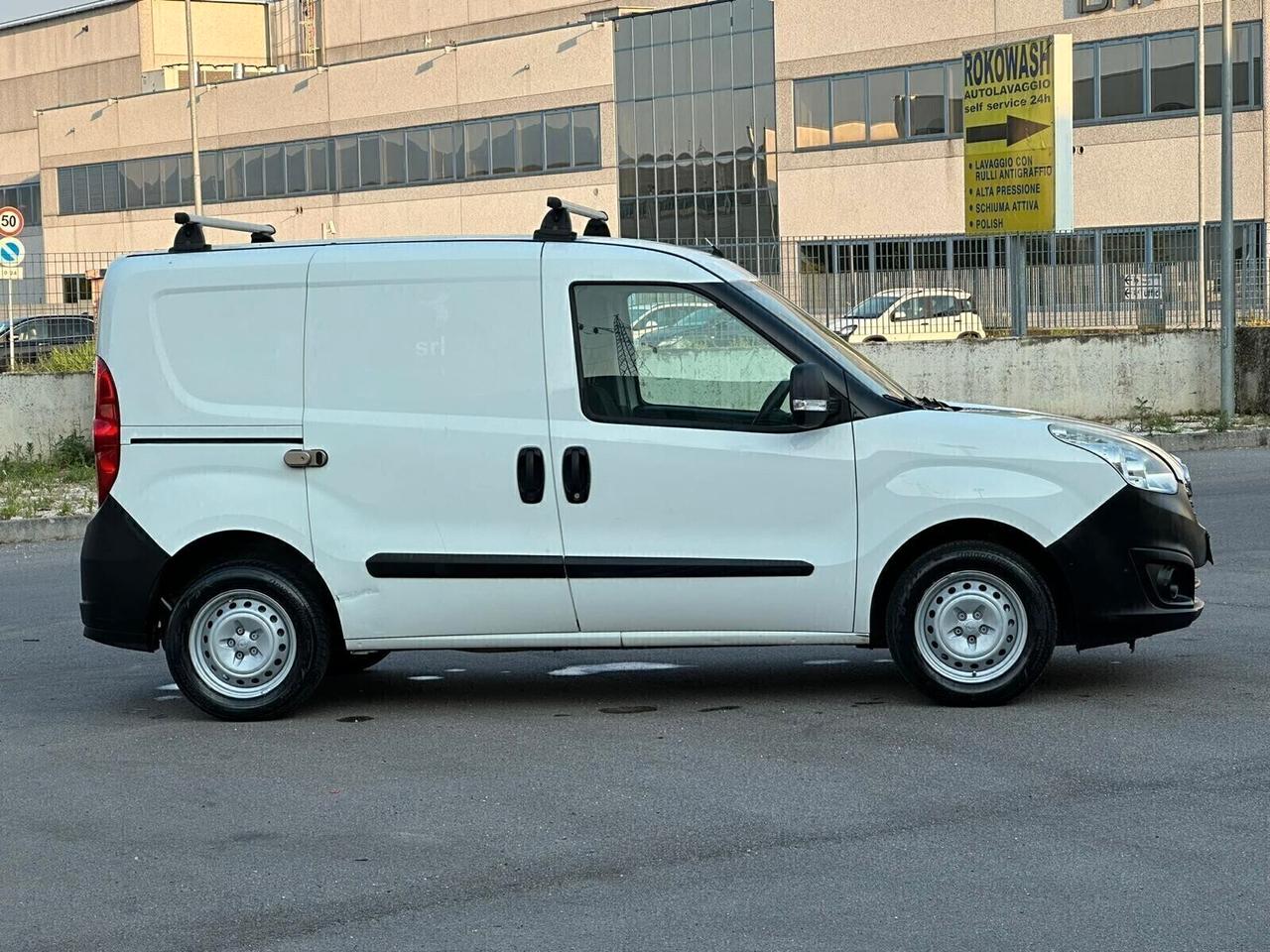 OPEL COMBO ANNO 2017 PRONTO ALL'USO! SUPER PREZZO!