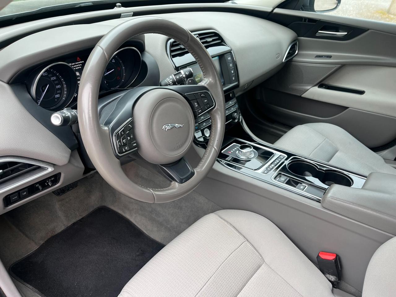 Jaguar XE 2.0 D Turbo 180CV aut. Pure