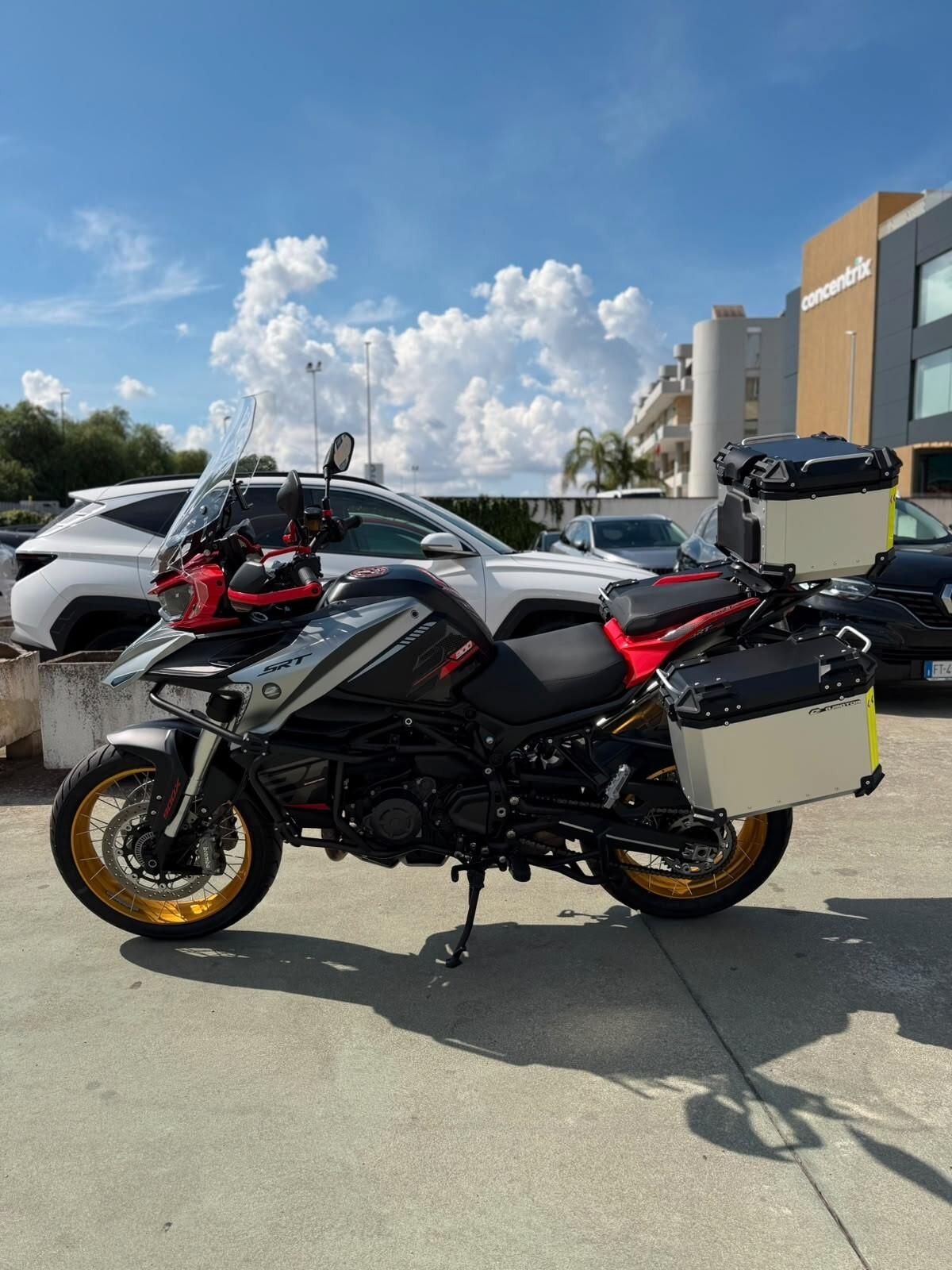 QJ MOTOR SRT 900 SX – 3.300 KM – TRIS VALIGIE