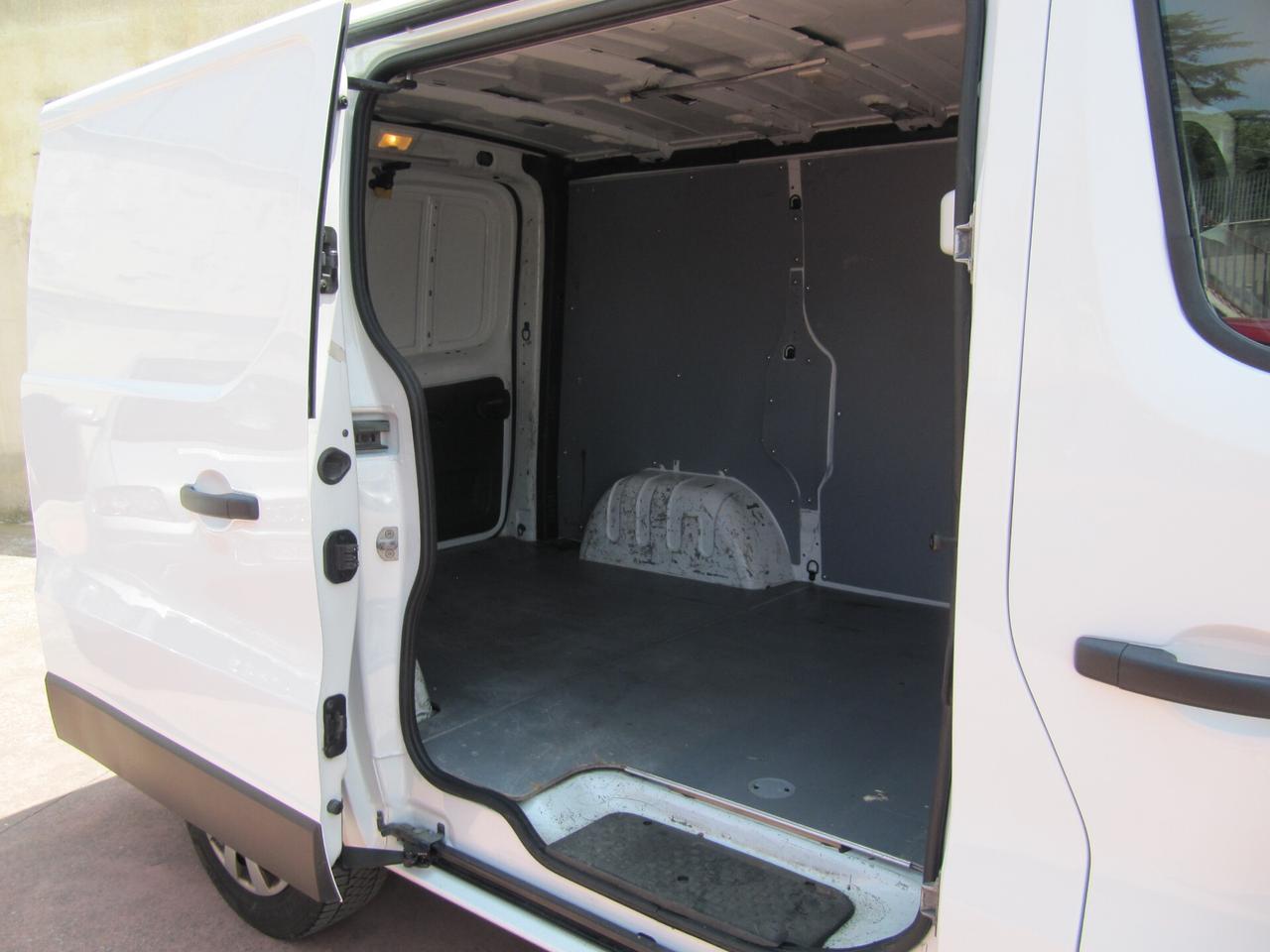 NISSAN NV300