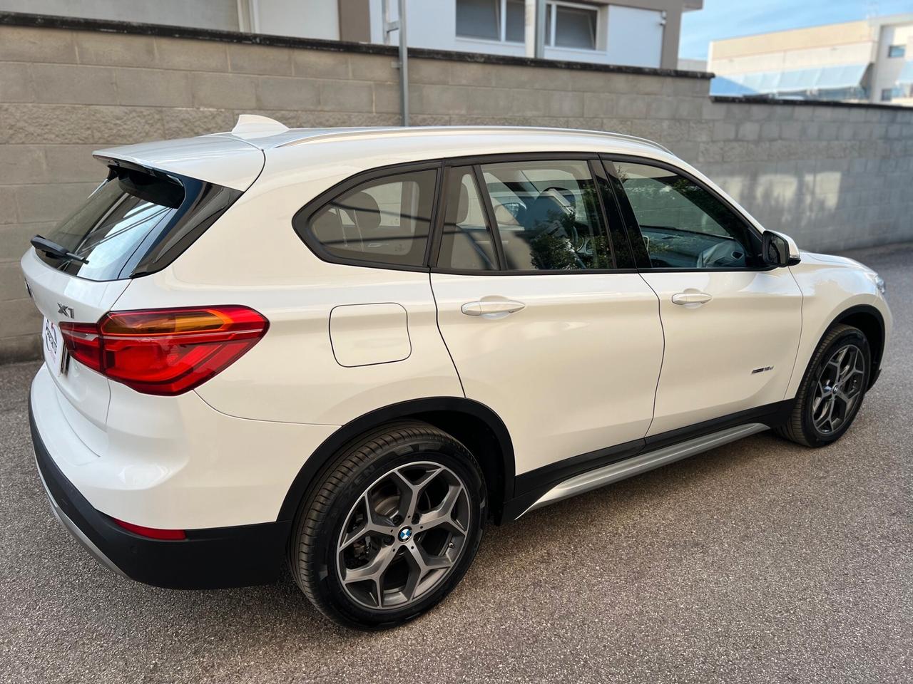 Bmw X1 sdrive18d xLine AUTOM. NAVI/PELLE/PDC/LED