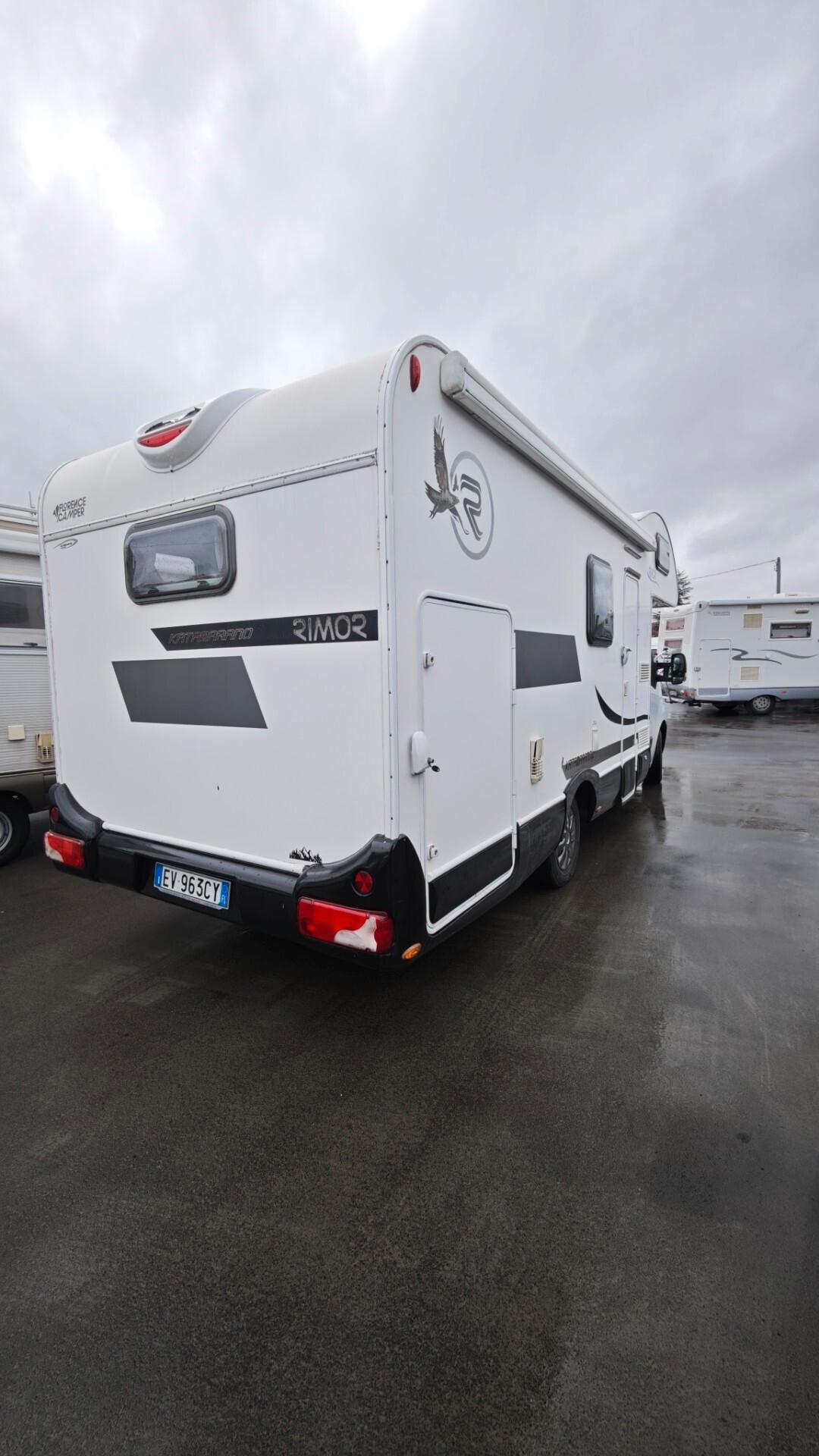 Noleggio Rimor 6 posti viaggio e letto con garage Katamarano mansardato full optional