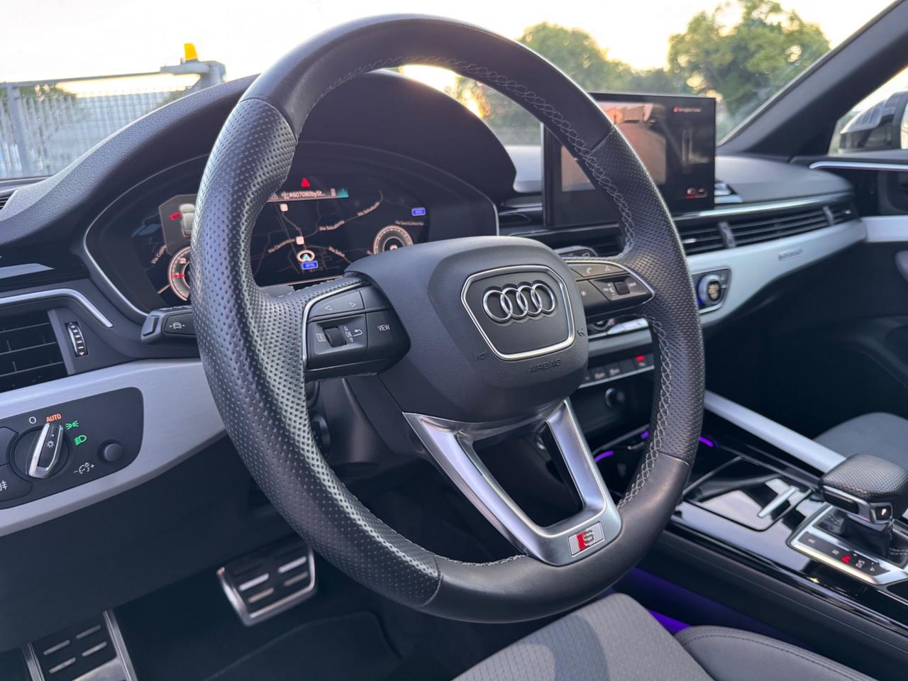 Audi A4 Avant 40 TDI quattro S tronic line edition Identity Black