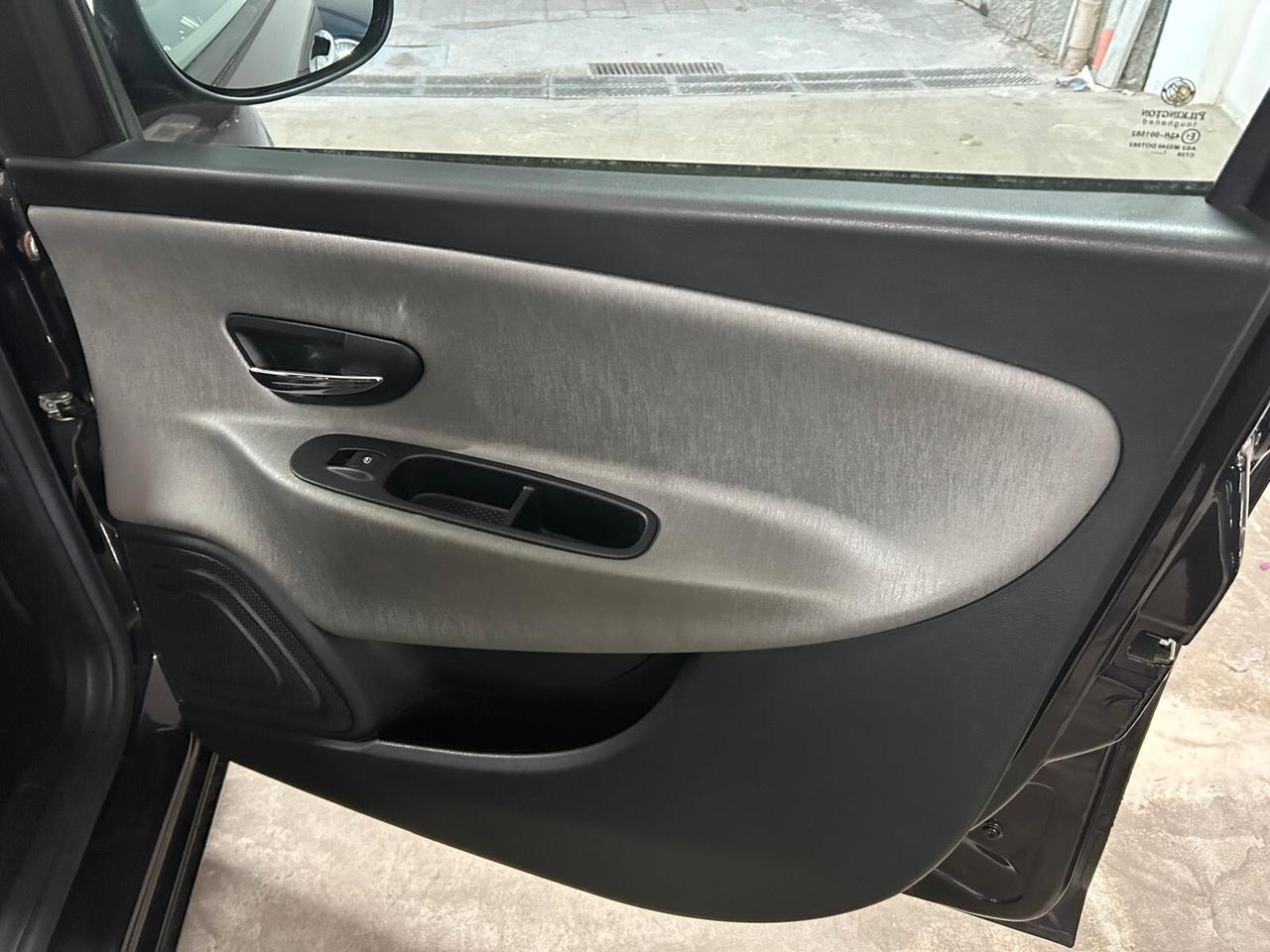 Lancia Ypsilon 1.2 69 CV 5 porte Gold