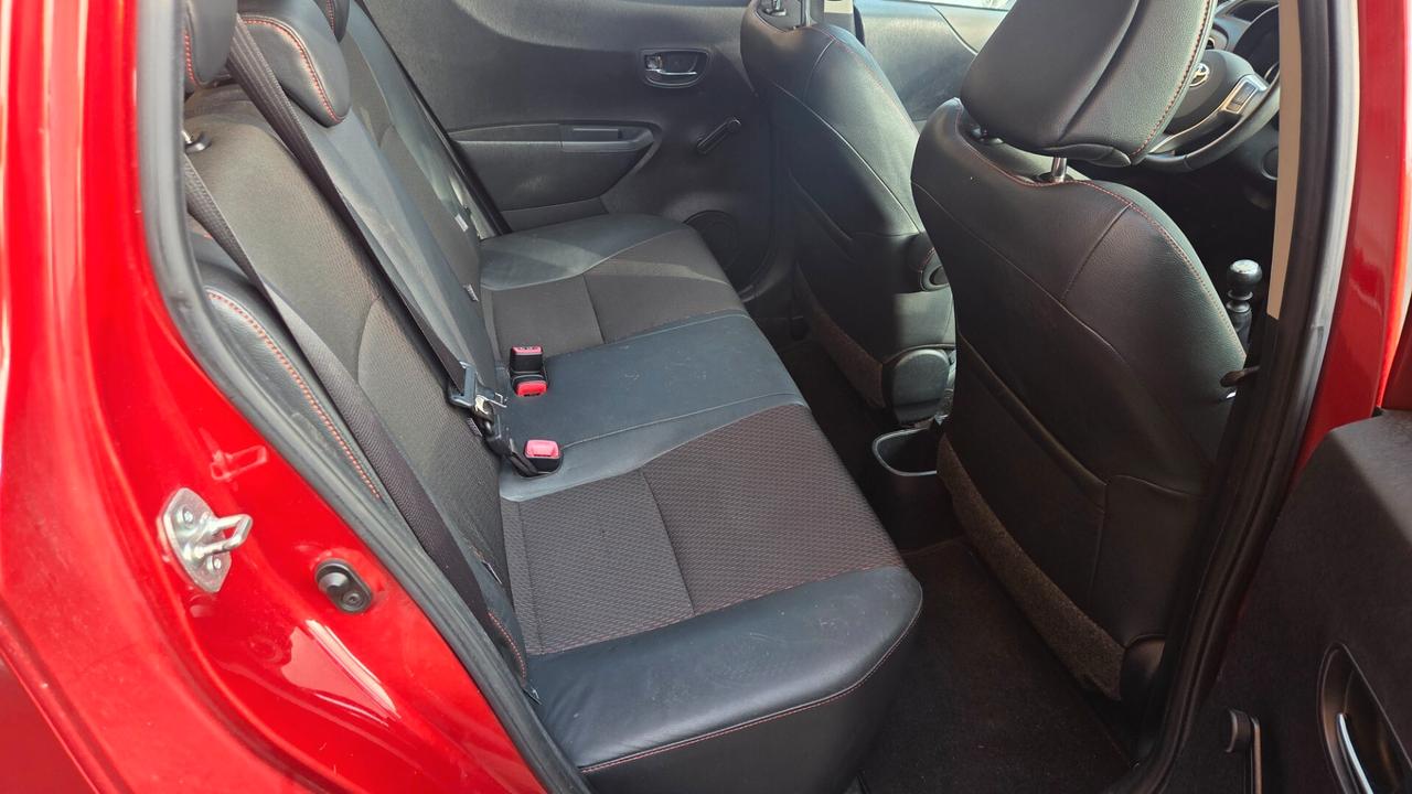 Toyota Yaris 1.3 5 porte Lounge full