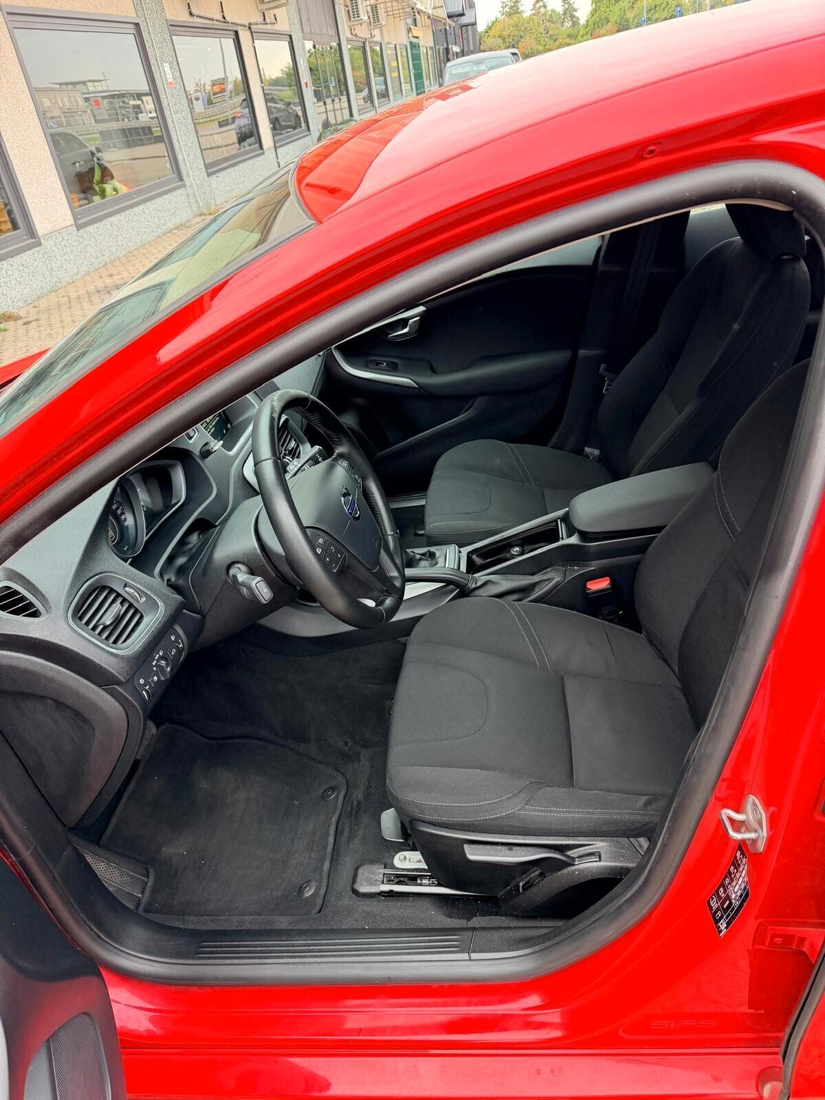 Volvo V40 D2 R-design Momentum