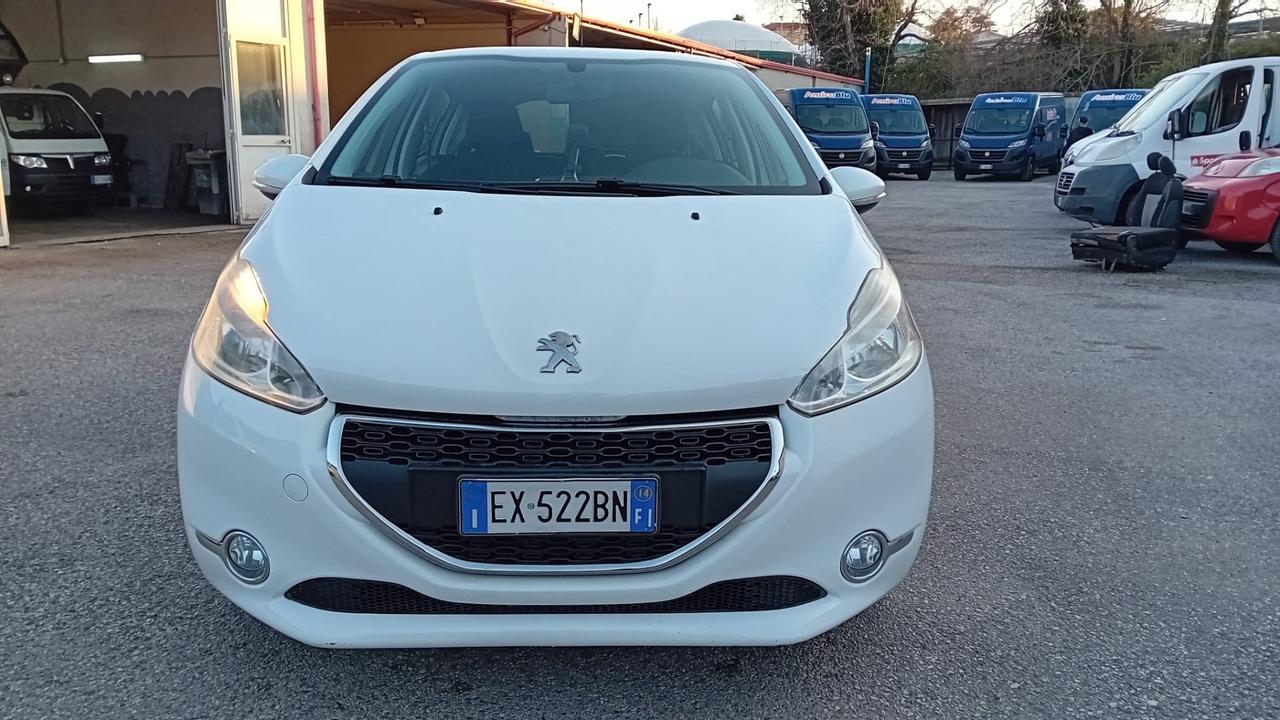 Peugeot 208 5P-1.2 benz-full -2014