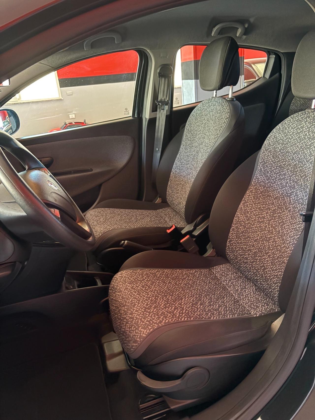Lancia Ypsilon 1.0 FireFly 5 porte S&S Hybrid Ecochic Silver