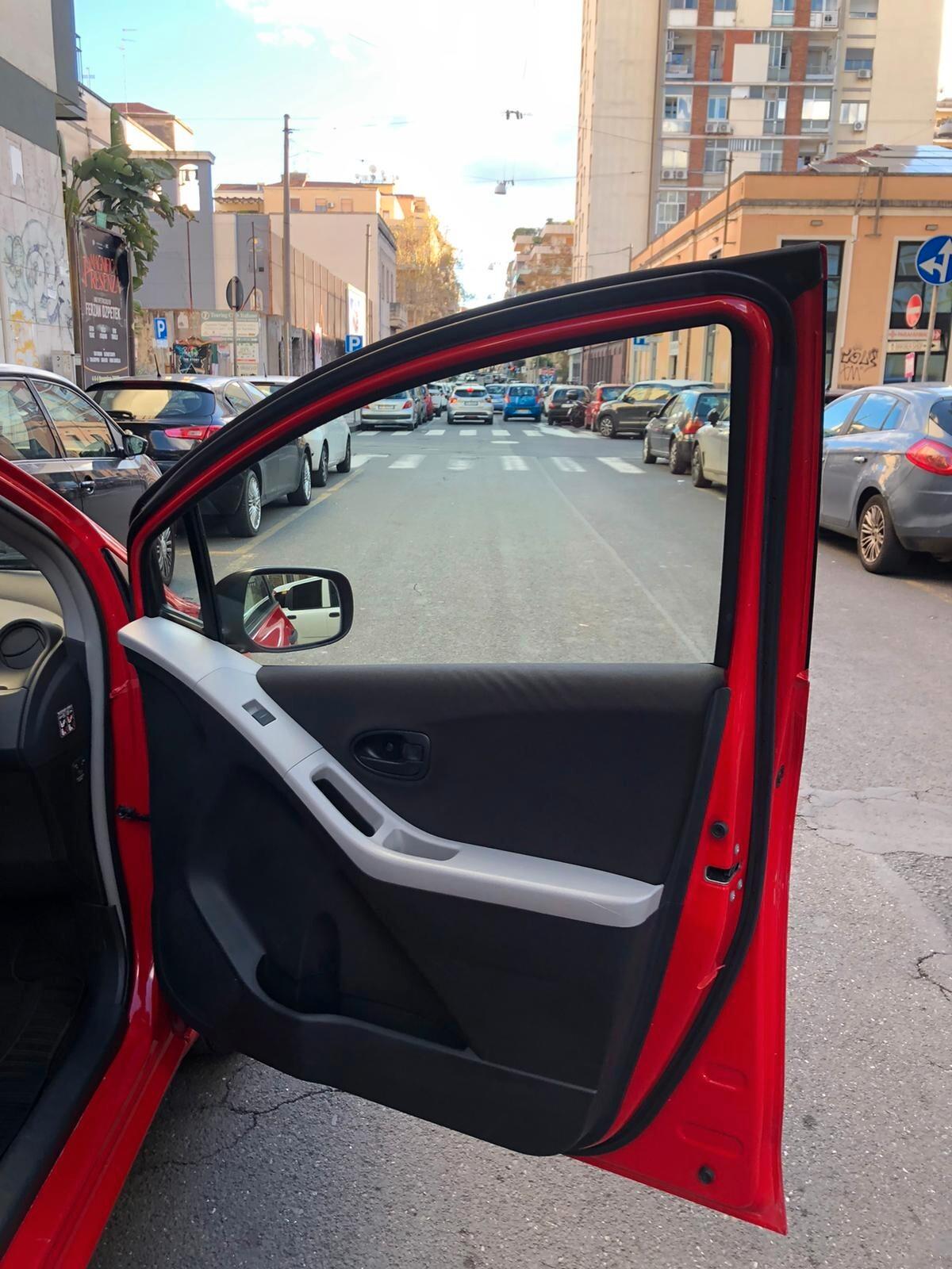 Toyota Yaris 1.0 5 porte