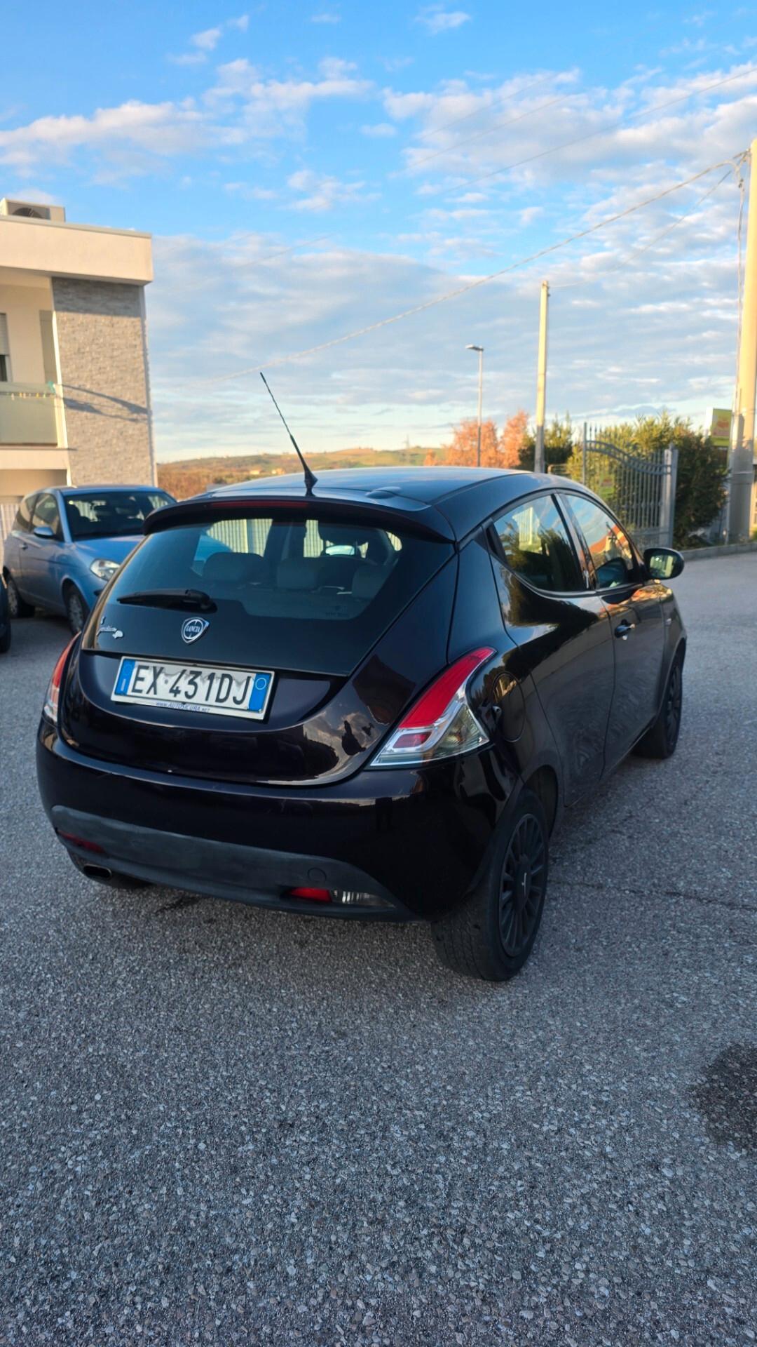 Lancia Ypsilon 1.2 69 CV 5 porte S&S Silver