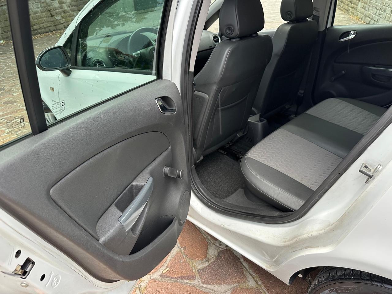 Opel Corsa 1.2 5 porte Cosmo NEOPATENTATI