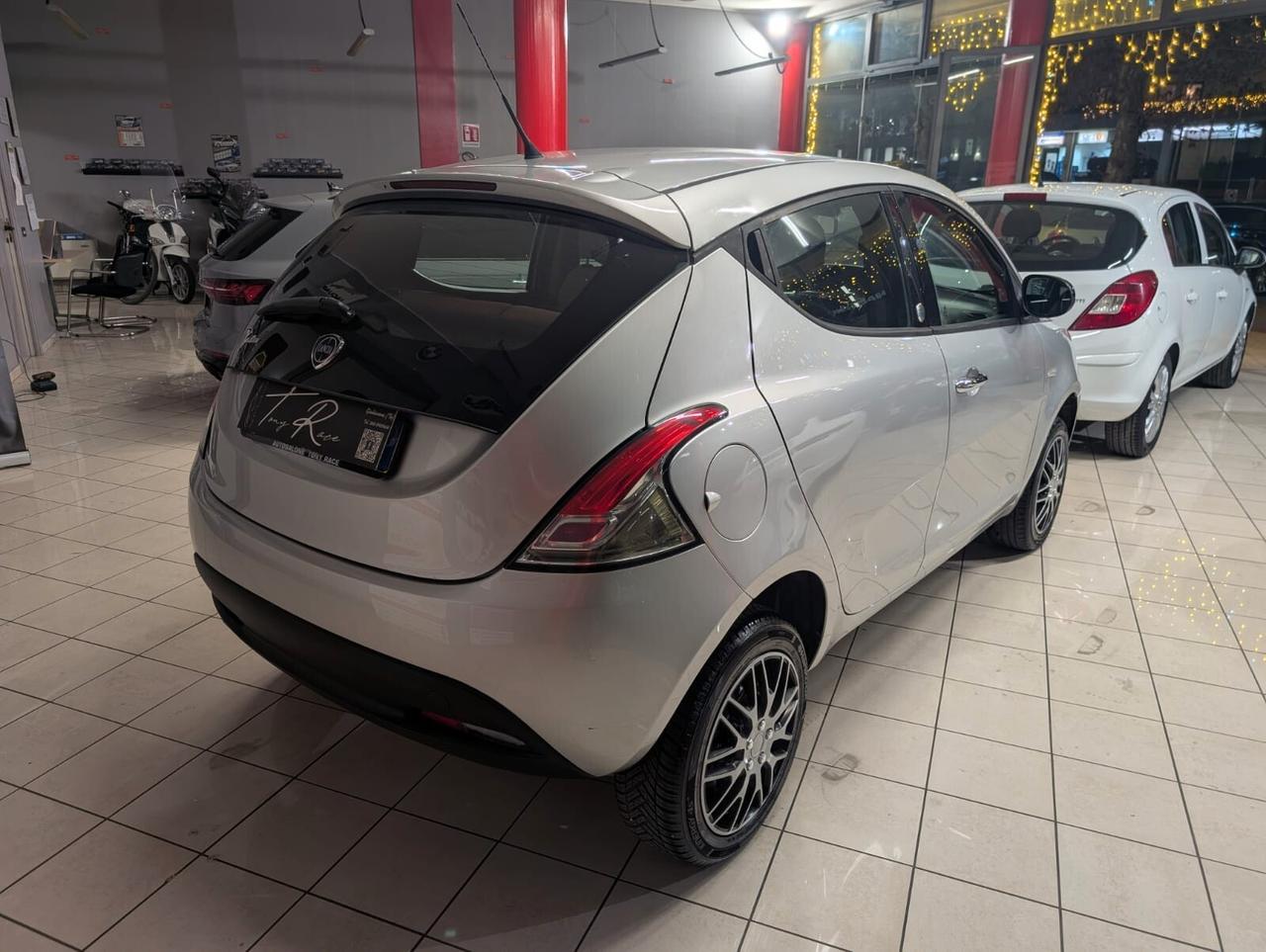 Lancia Ypsilon 0.9 TwinAir 85 CV 5 porte Metano Ecochic Silver