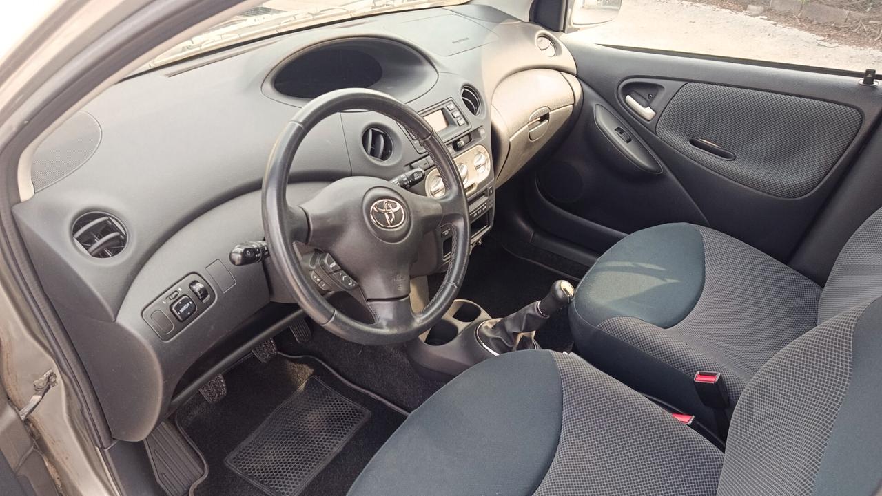 Toyota Yaris 1.3i 16V cat 5 porte Sol