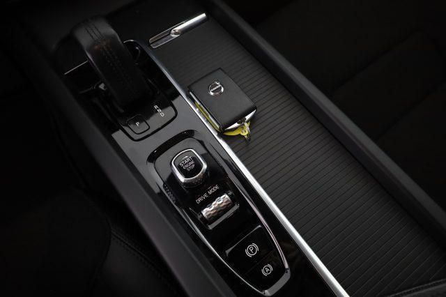 VOLVO XC60 XC60 B4 (d) automatico Momentum Pro