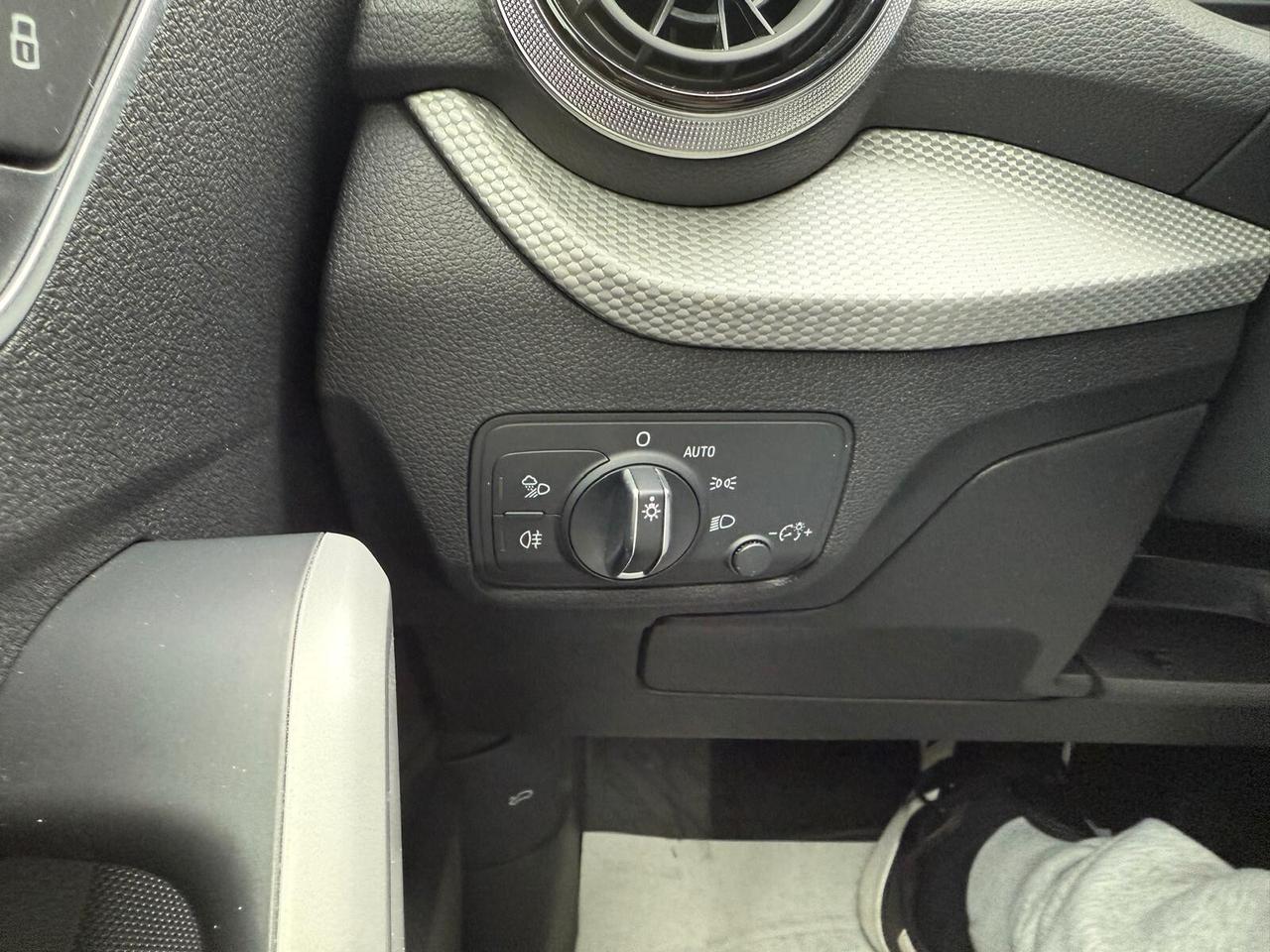 Audi Q2 30 TDI cockpit pelle led