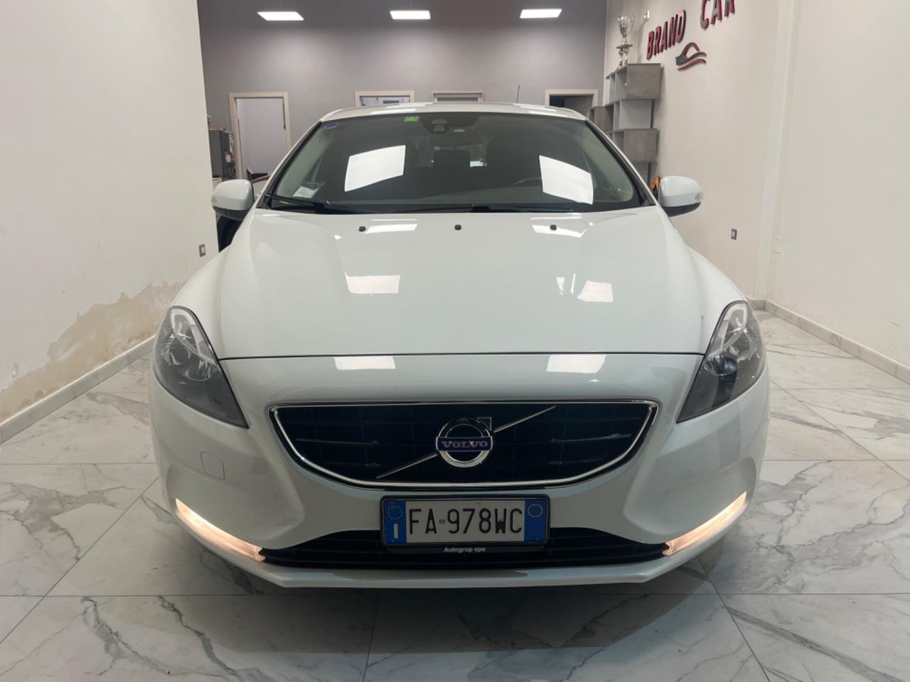 Volvo V40 D2 1.6 Momentum Unipro 2015